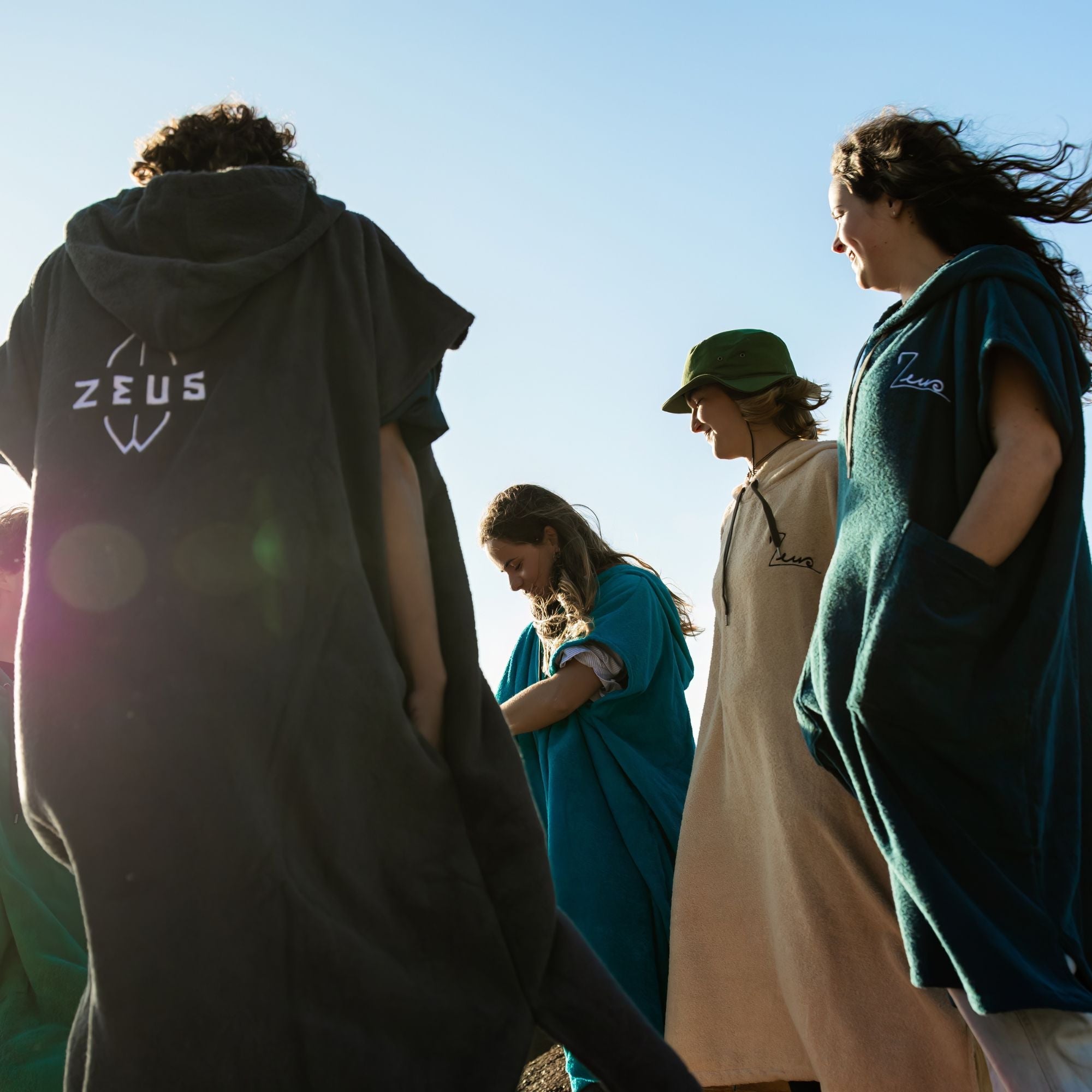 Poncho Zeus Logo Black Poncho Zeus Surf