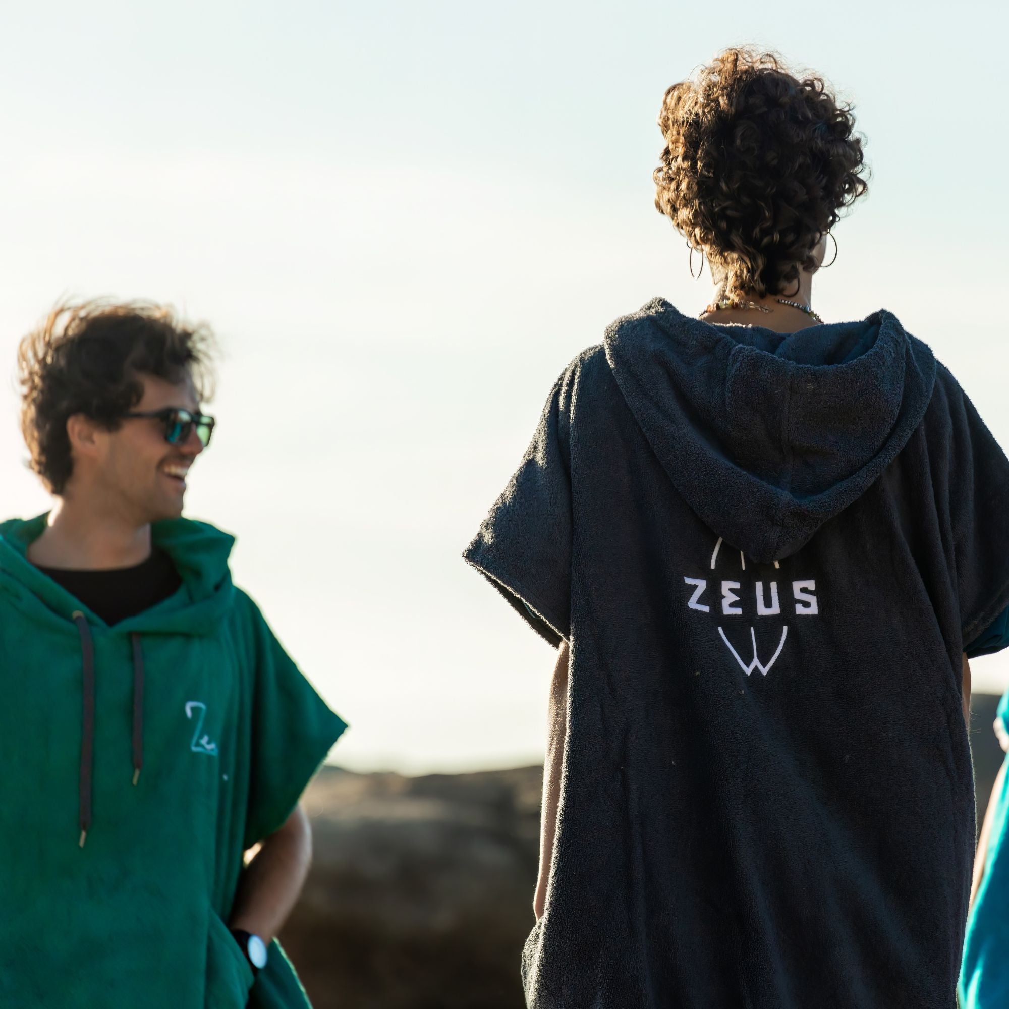 Poncho Zeus Logo Black Poncho Zeus Surf