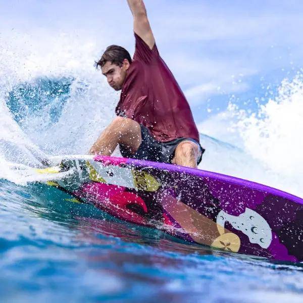 Un surfeur en train de faire un bottom turn