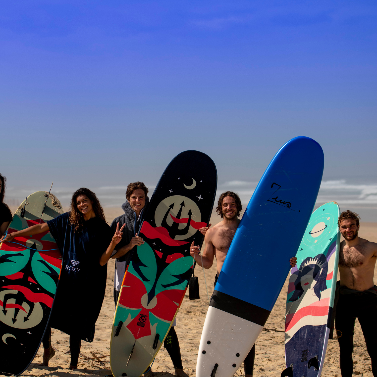Planche de surf en mousse Zeus groupe de surfeurs et surfeuse en France