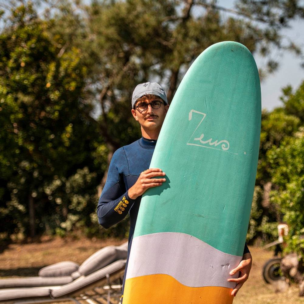 Un surfeur avec une planche Zeus