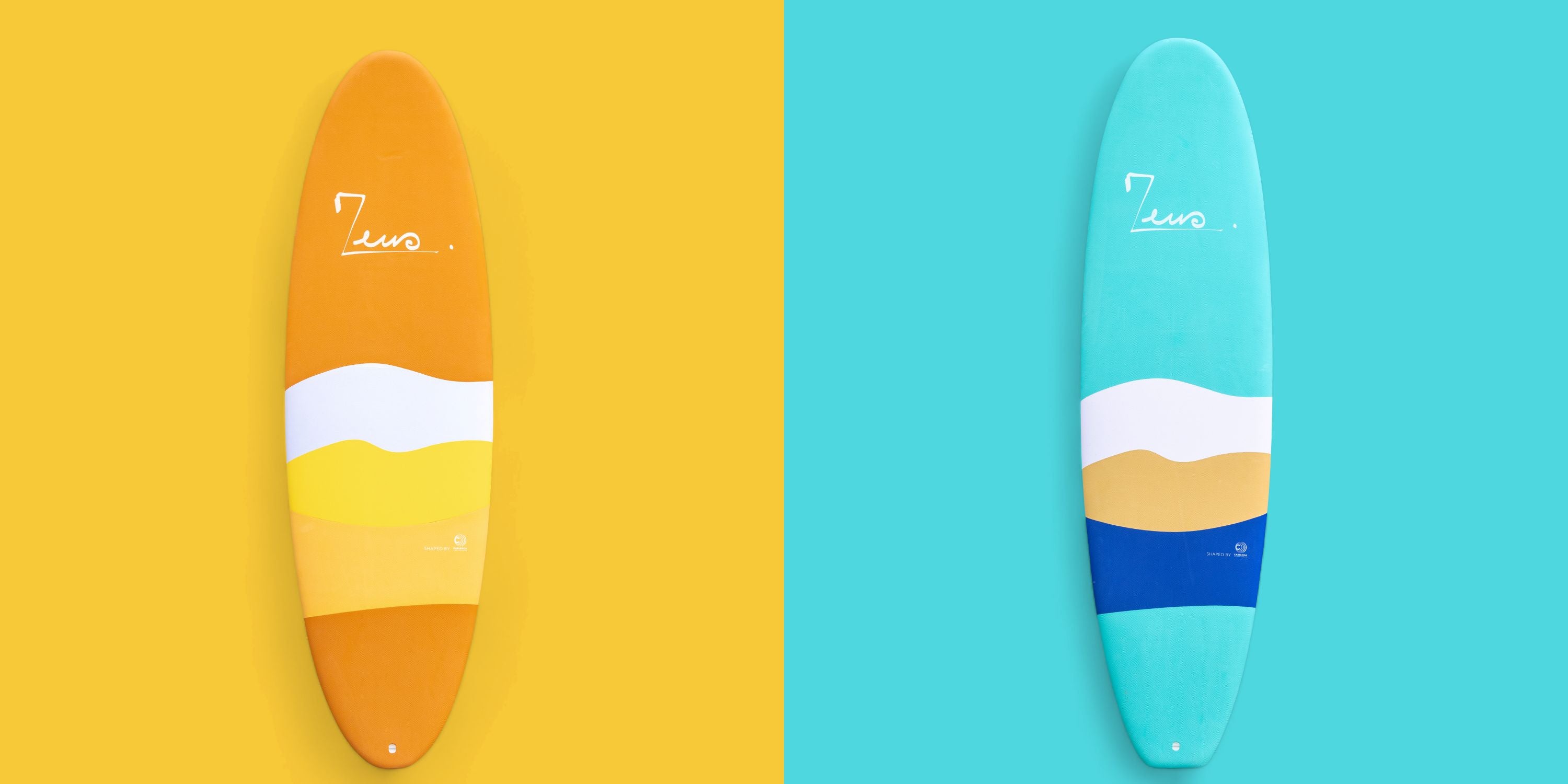 Deux planches de surf en mousse avec un shape de mini malibu cote à cote de la marque Zeus