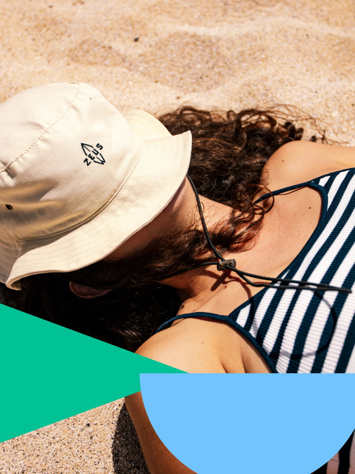 une fille en train de bronzer sur la plage de lanzarote avec un chapeau zeus