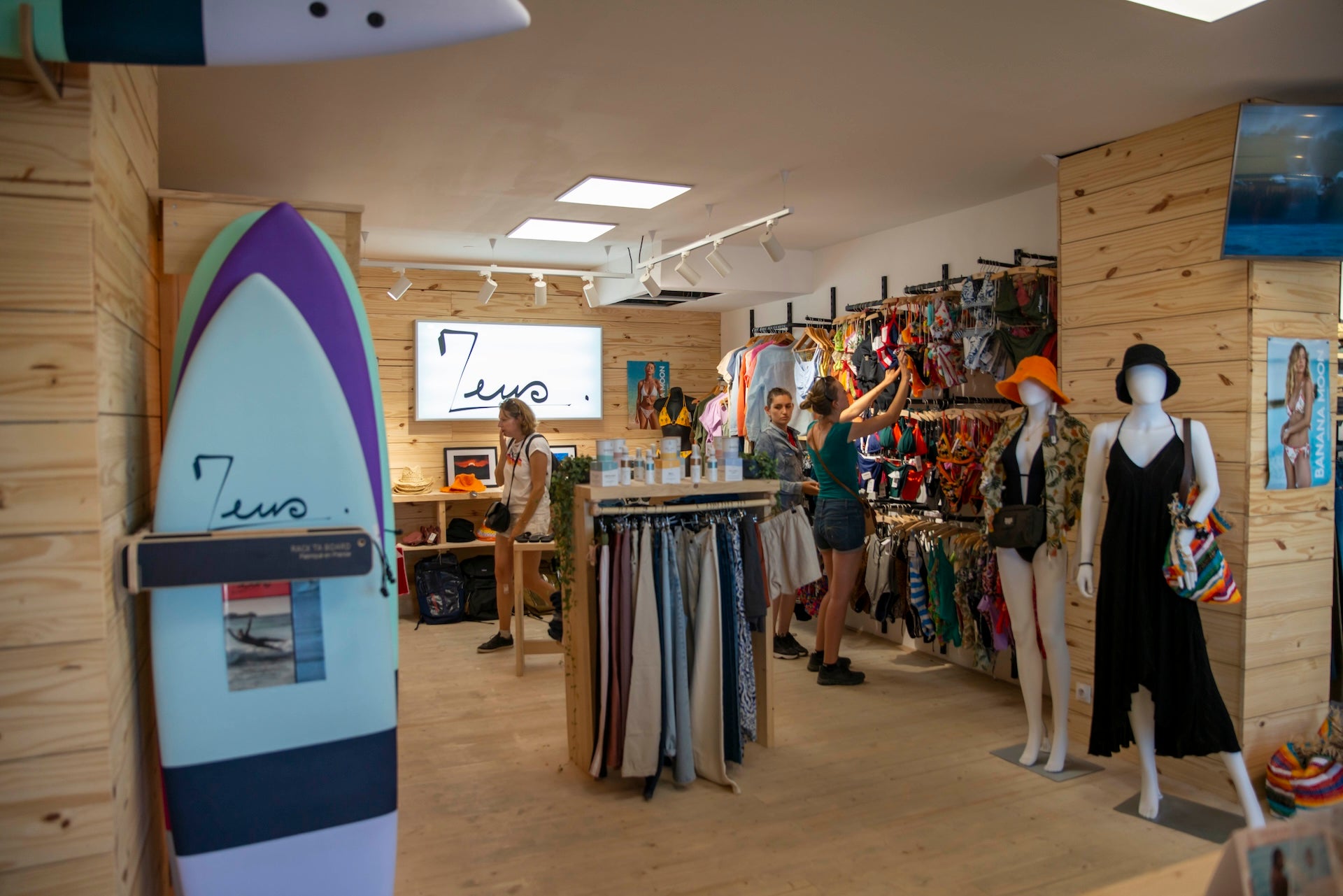 l'intérieur du magasin de surf de Zeus