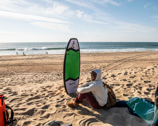 Comment Lire les prévisions de surf - conseils et guide - surfer sur une place avec une plance de surf zeus verte