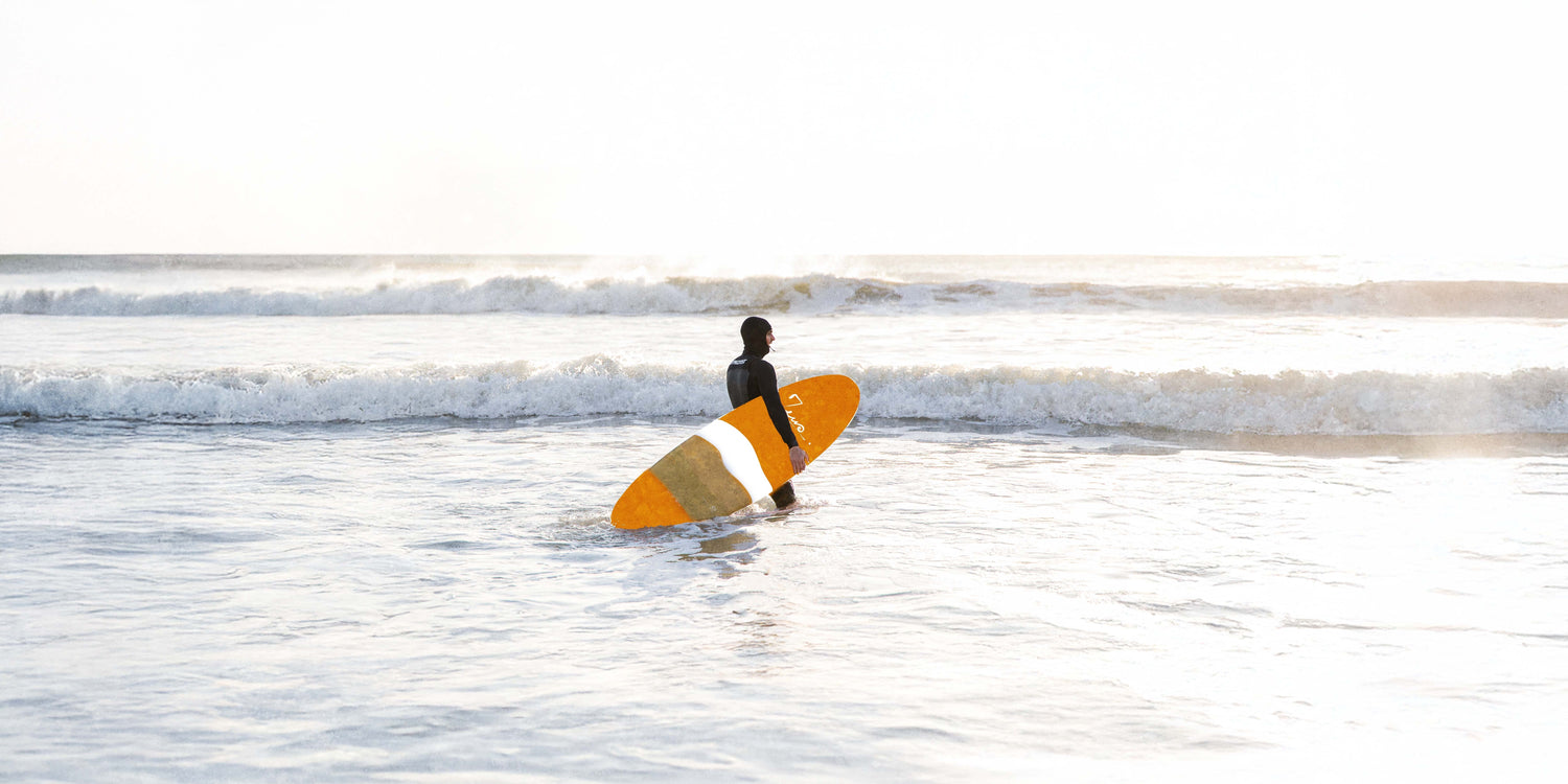 Surfeur à l'eau l'hiver avec son équipement