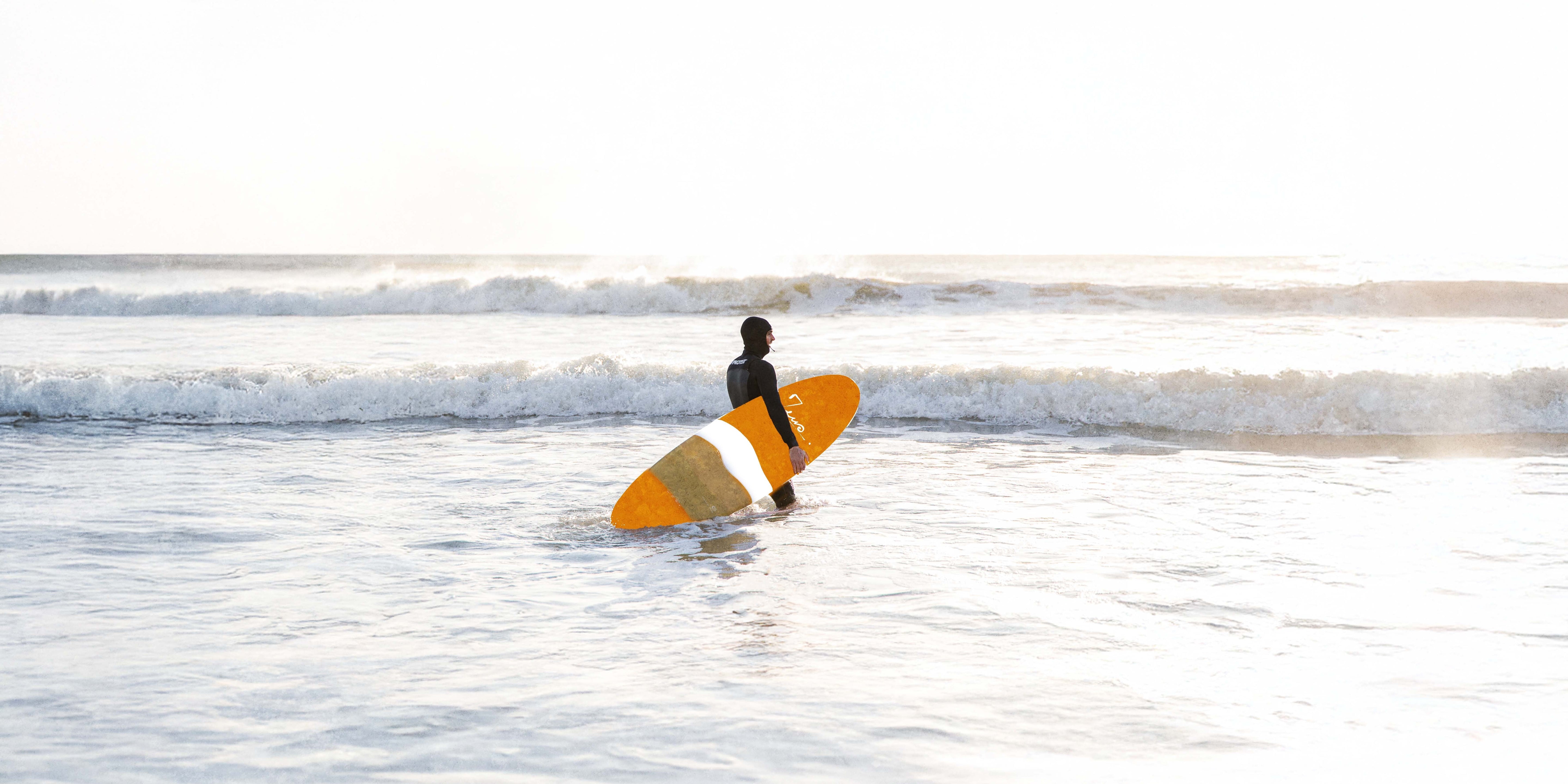 Surfeur à l'eau l'hiver avec son équipement