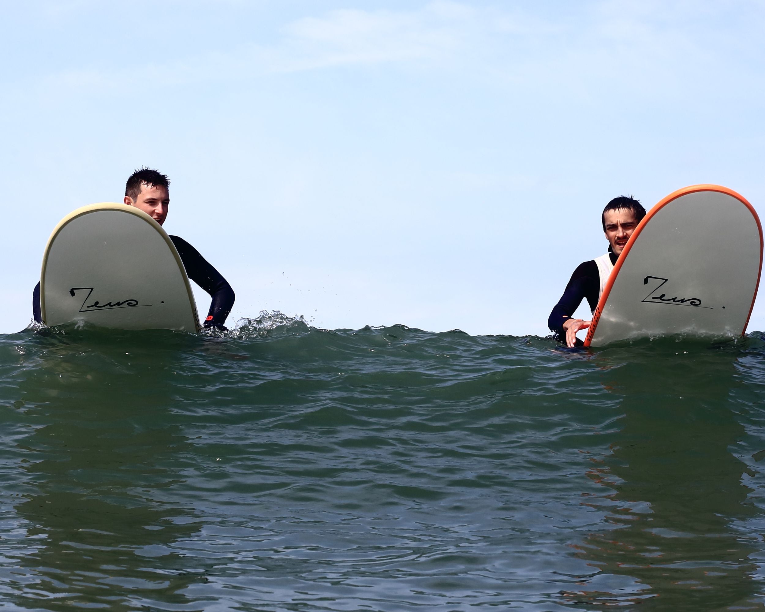 Planche de surf XXL Zeus - 2 surfers en attente au peak en Surf avec des planches Zeus