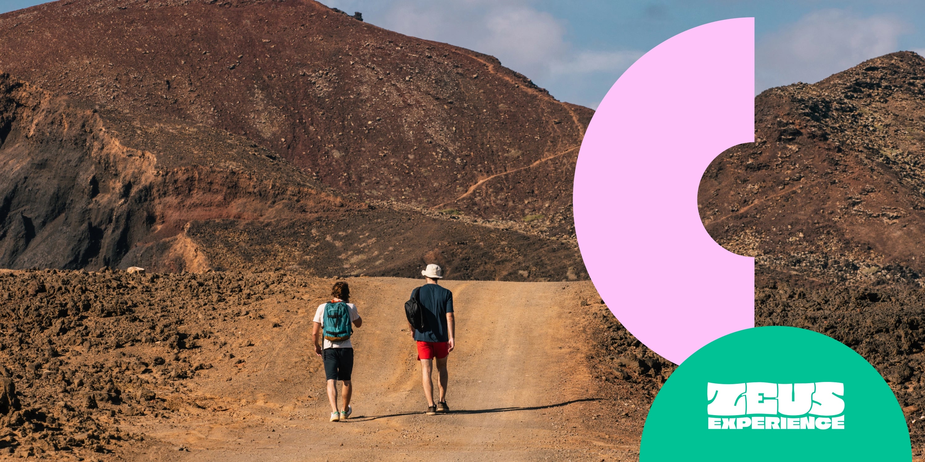 Paysage de volcan à lanzarote avec deux personnes en train de faire une randonnée