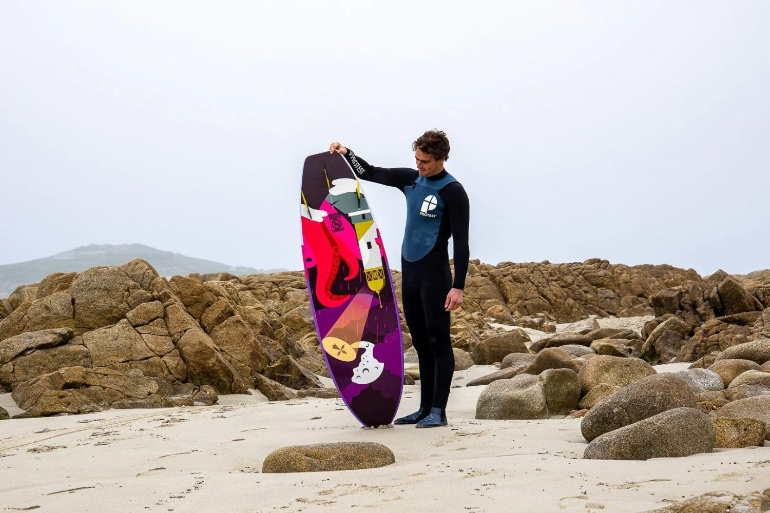 Planche de surf shortboard en mousse sur la plage