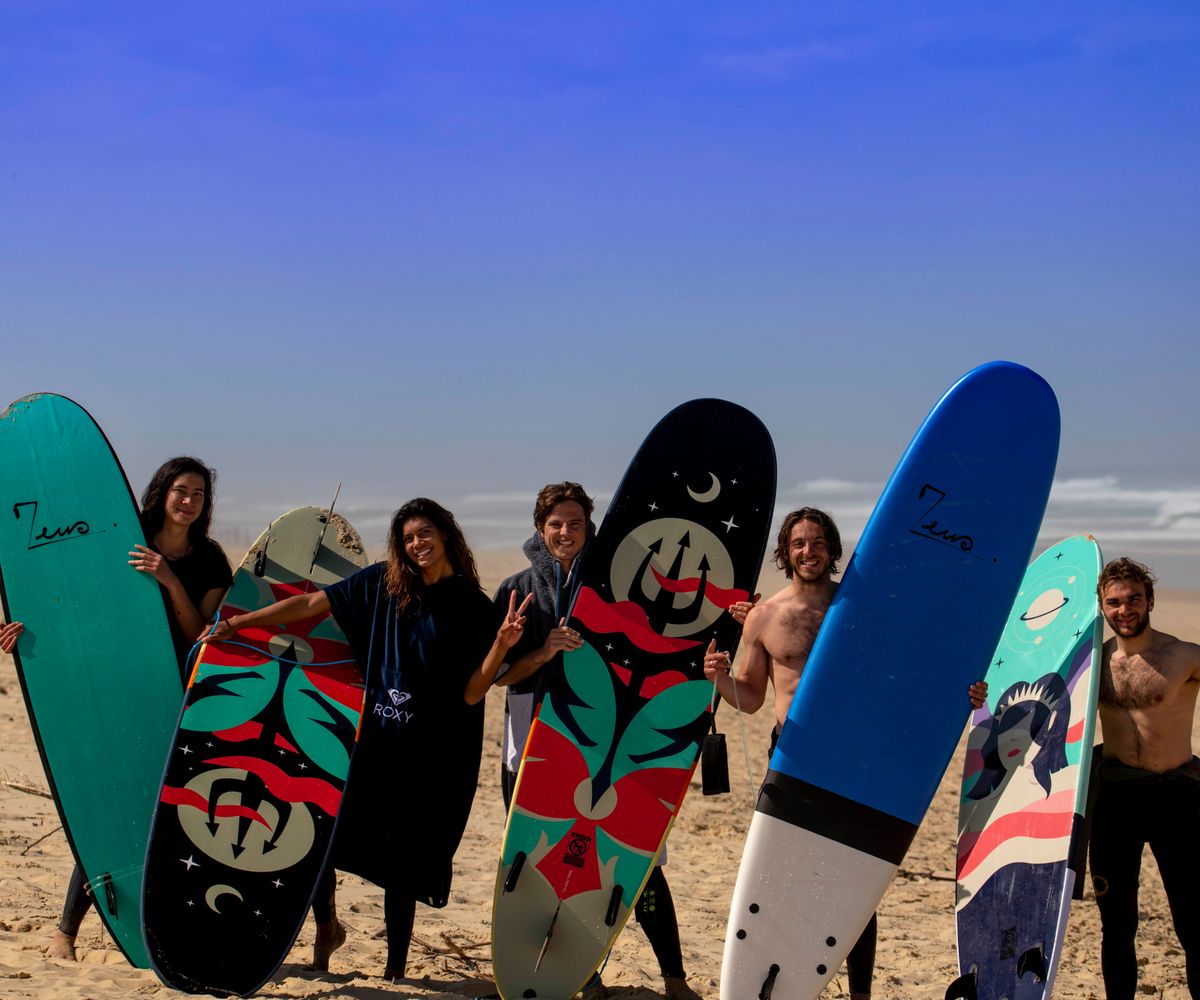 Planche de surf en mousse Zeus groupe de surfeurs et surfeuse en France 