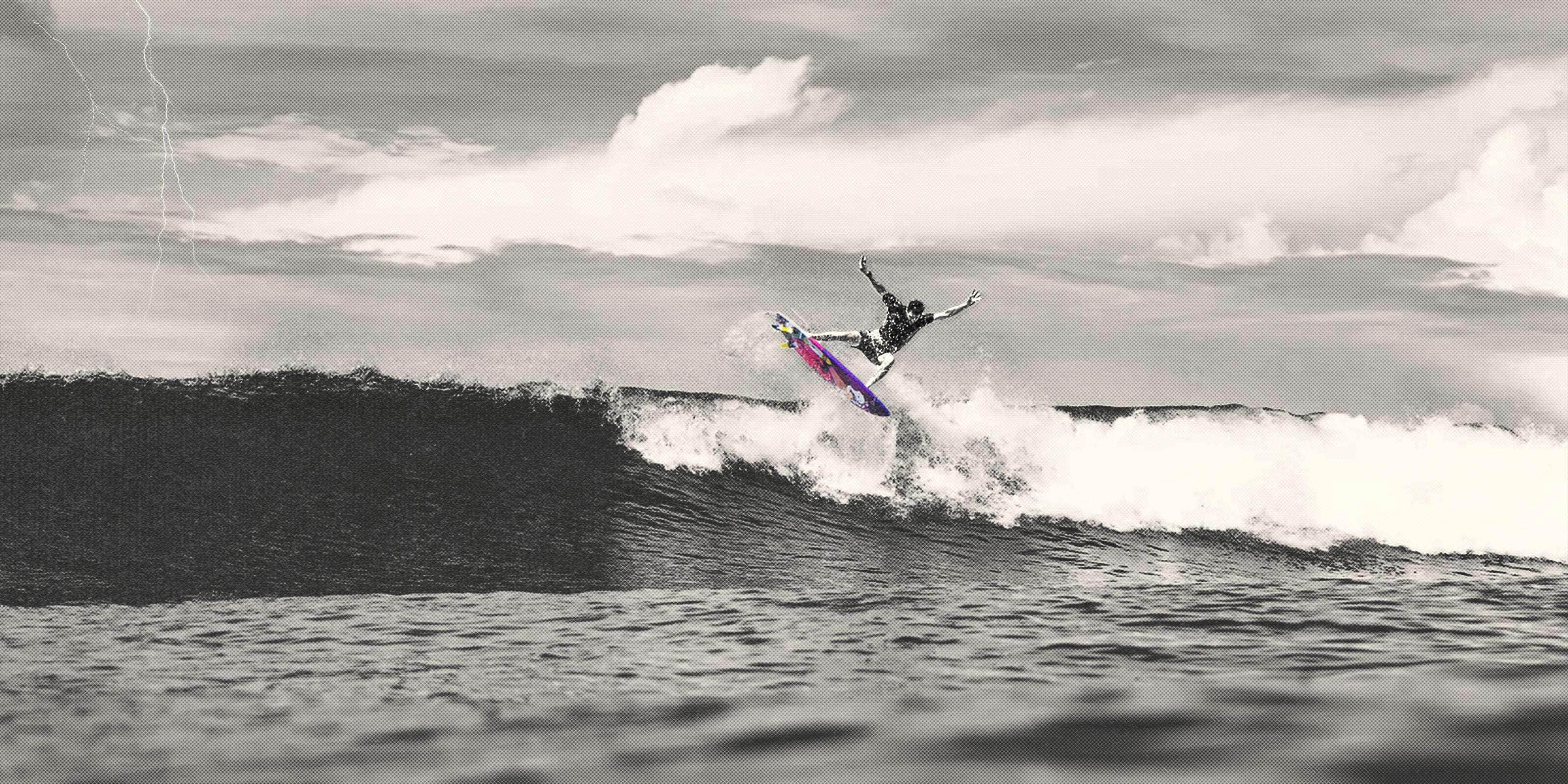 un surfeur en train de faire un aerial avec ne planche en mousse