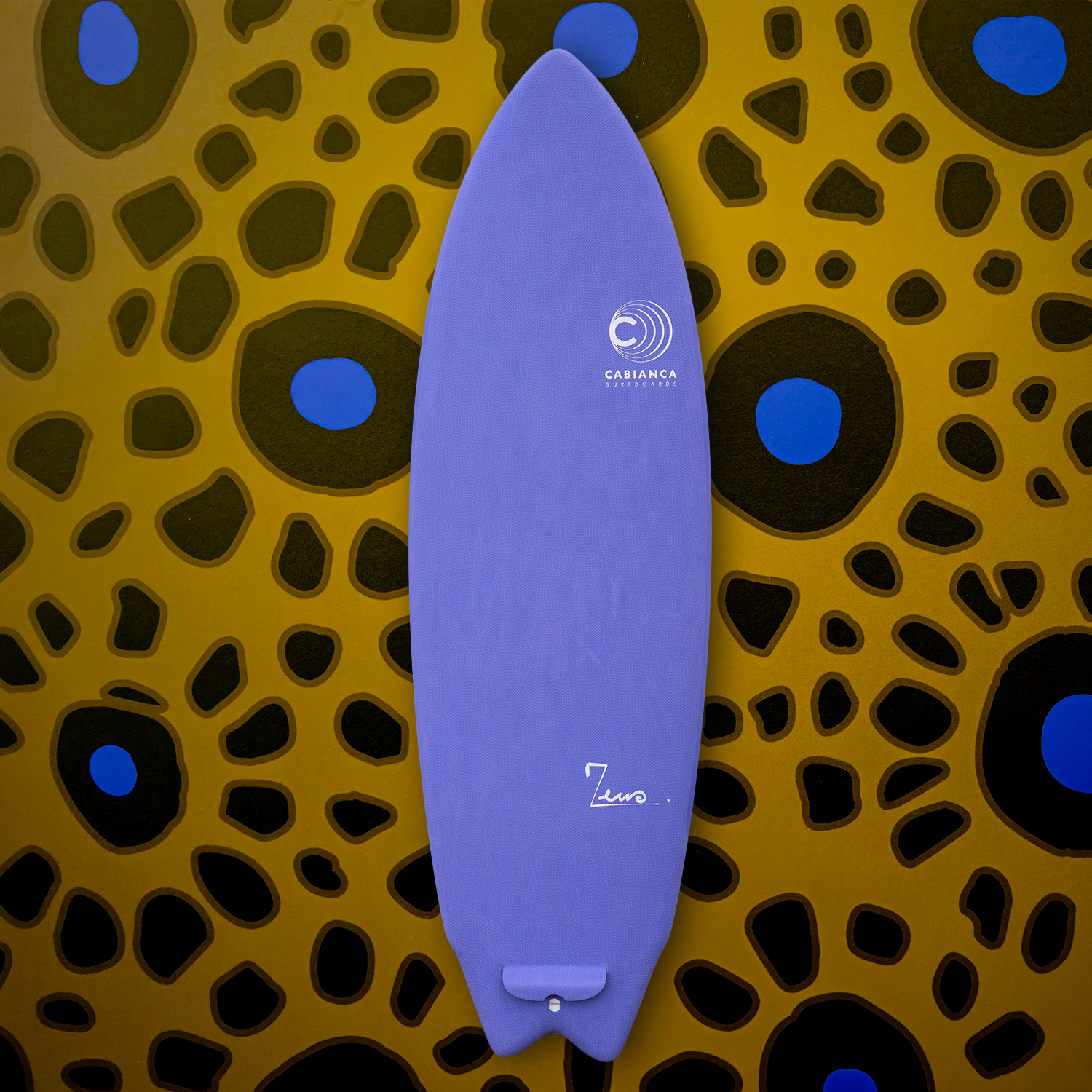 Planche de surf violette de type fish avec queue swallow, vue de dessus sur fond léopart, décorée des logos Cabianca surfboards (en forme de cercles concentriques) et Zeus. Le fond est orné d'un motif léopard ocre avec des taches bleues