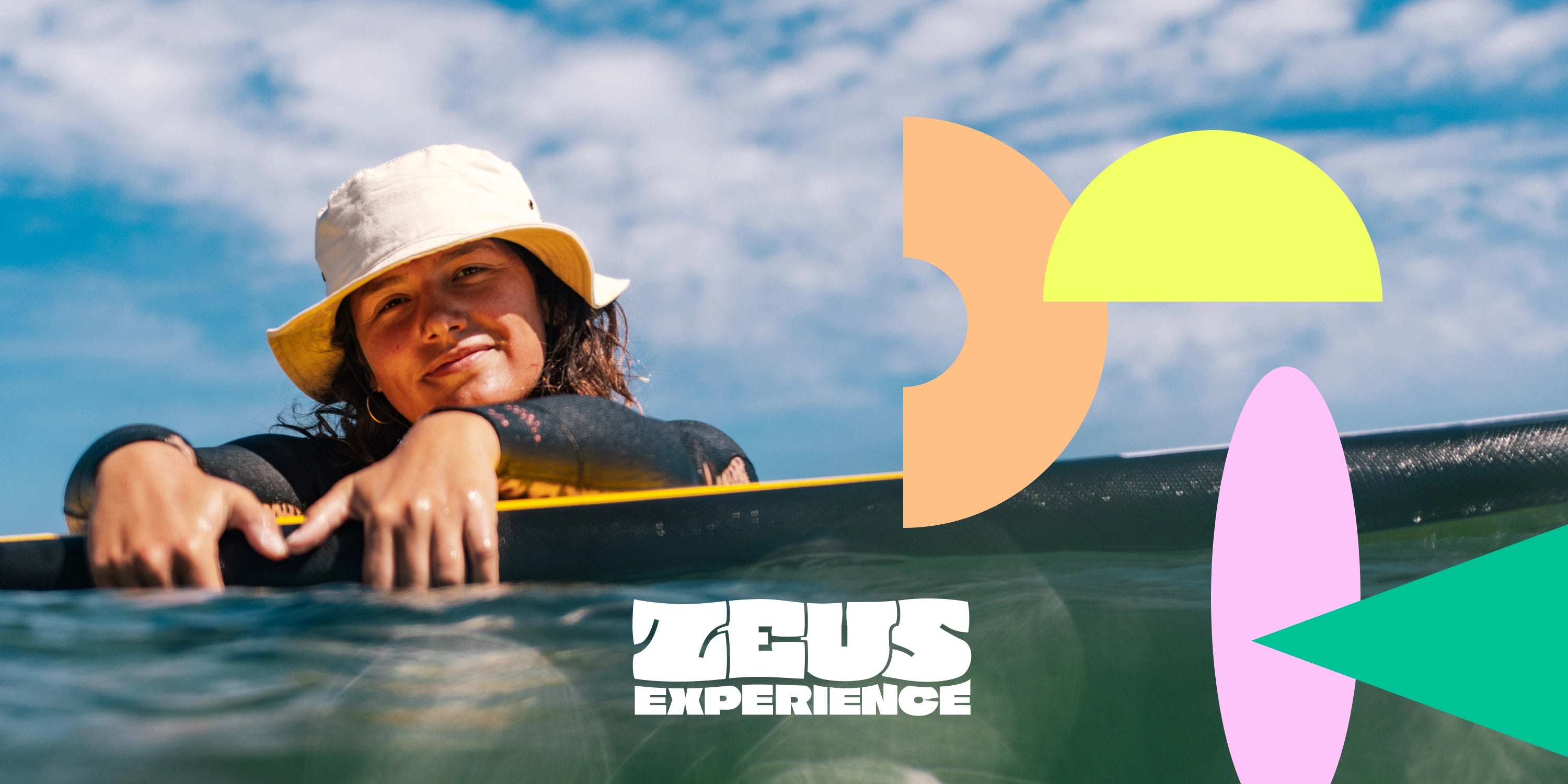 une surfeuse débutante en train d'attendre les vagues pendant un surfcamp zeus experience 