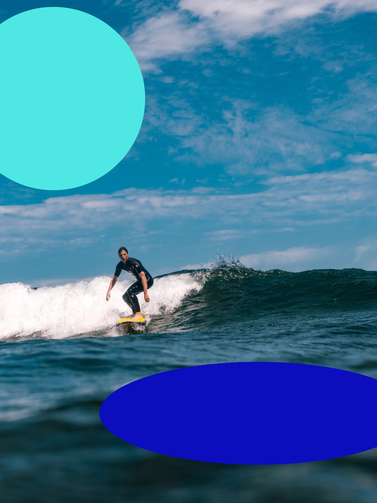 un surfeur en train de prendre un vague sur la spot de famara