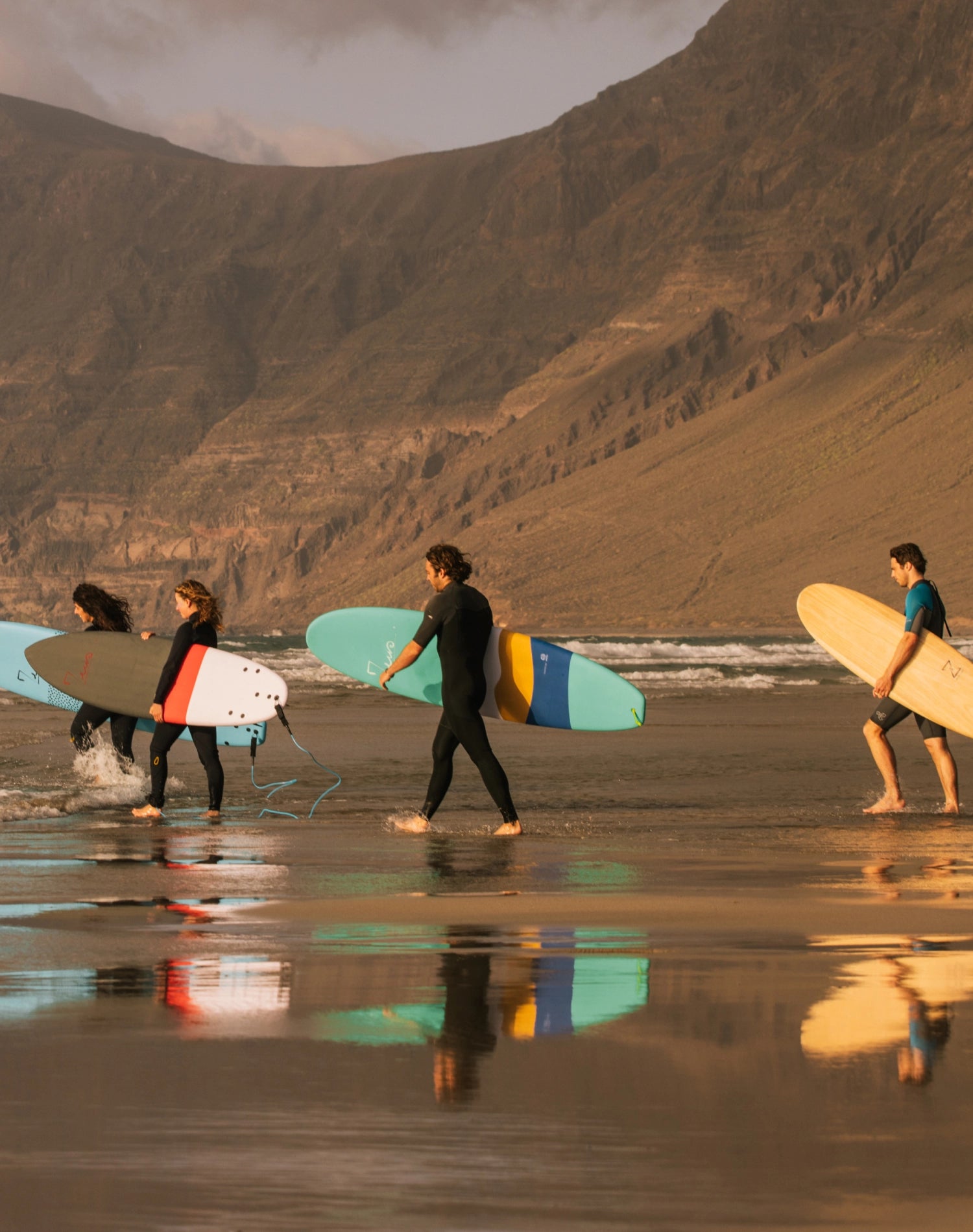 une bande de surfeur sur la plage de famara pendant un surfcamp zeus experience 