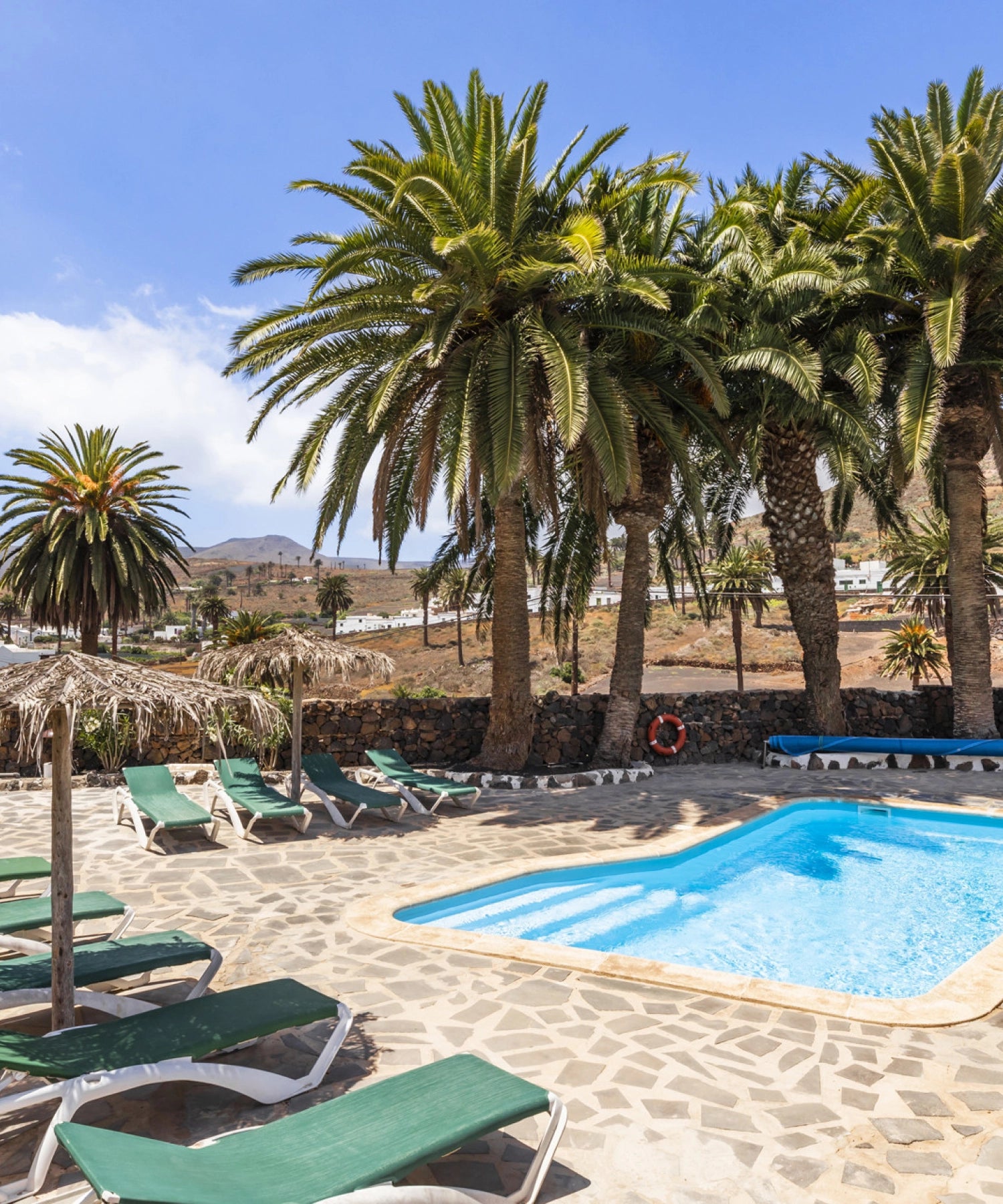 surfcamp Zeus Experience à Lanzarote une maison avec une piscine