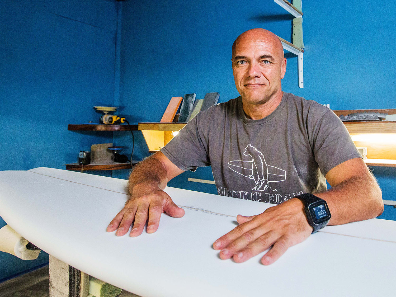 Shaper de surf Johnny Cabianca dans son atelier de shape