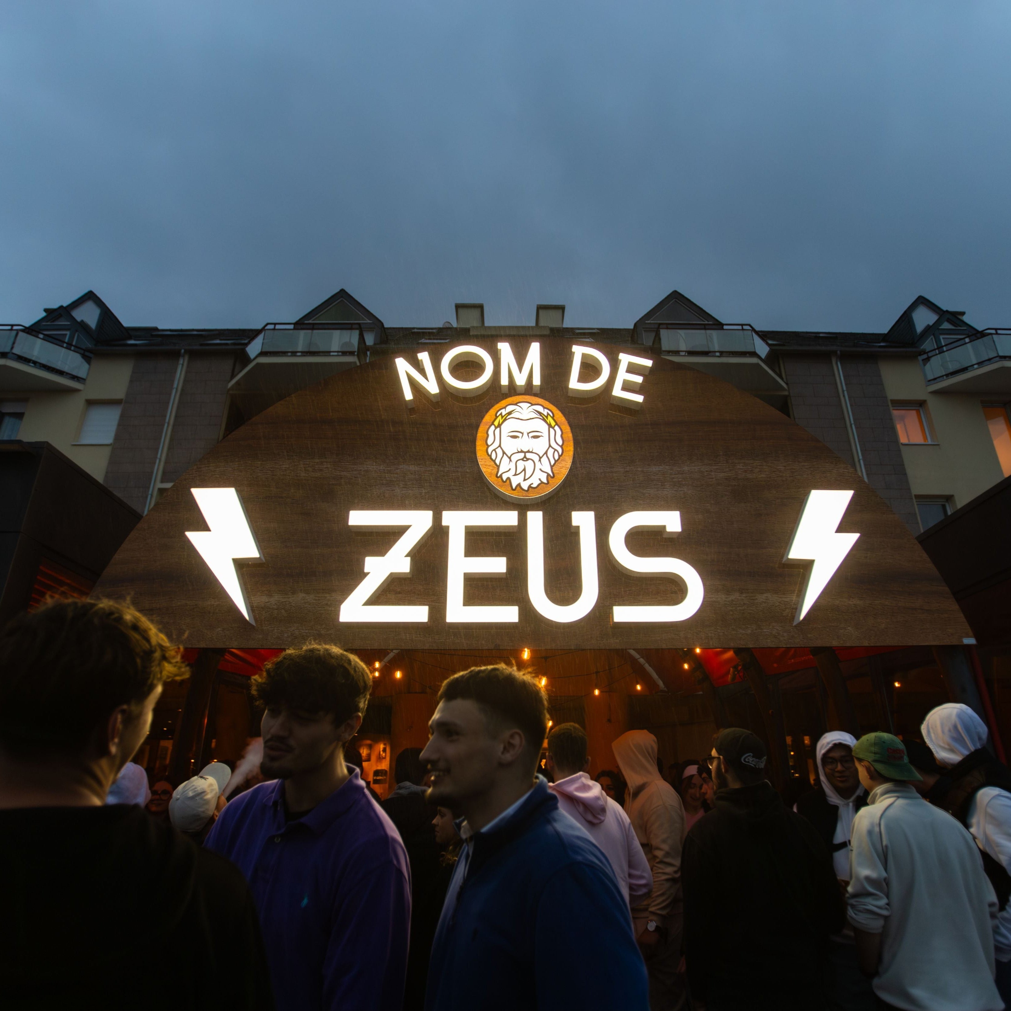 logo nom de Zeus sur la deventure du bar 