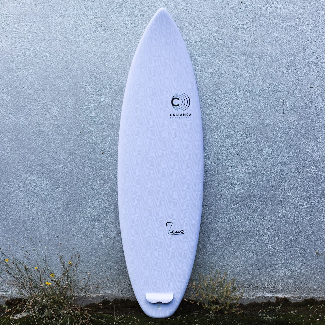 planche de surf zeus shortboard en mousse avec un squash tail