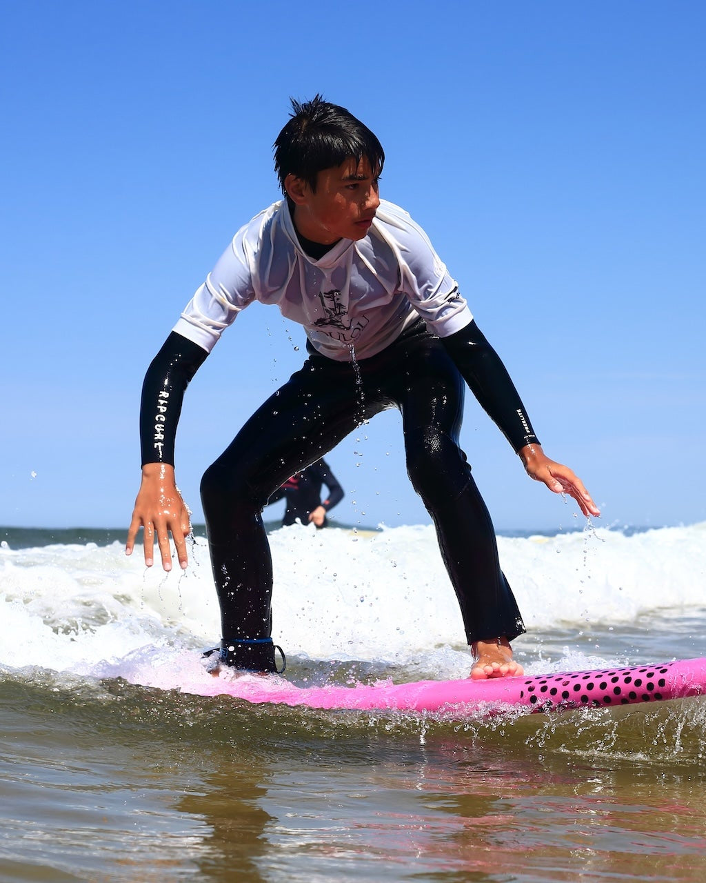 un surfeur en train de surfer une mousse