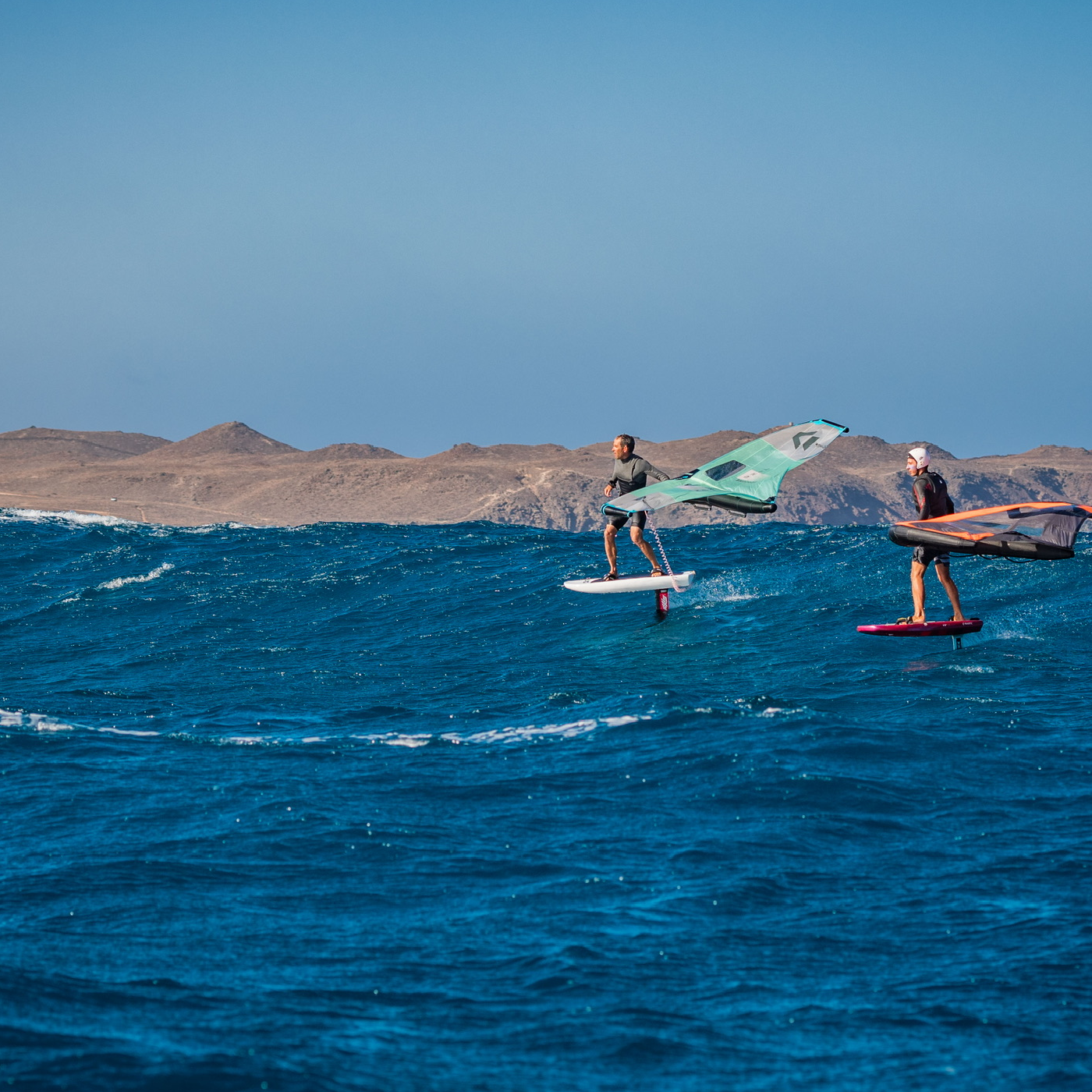 Deux riders en train de faire un downwind en Wing Foil