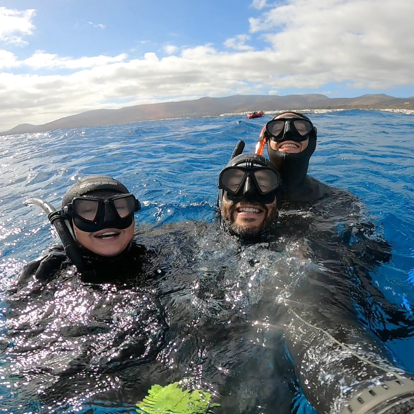 trois personnes en train de faire de l'apnée à lanzarote