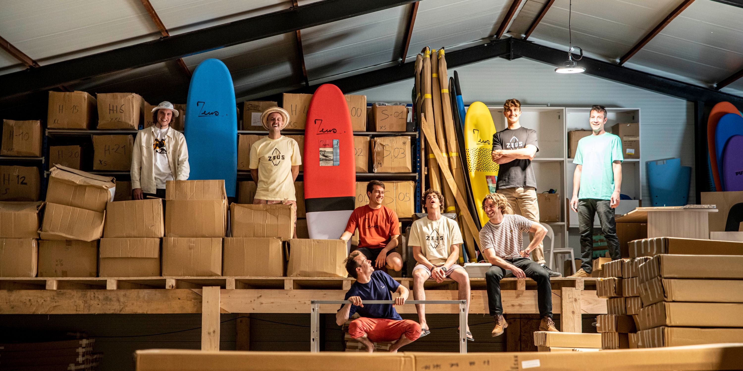 une bande de copain dans un entrepôt de surf