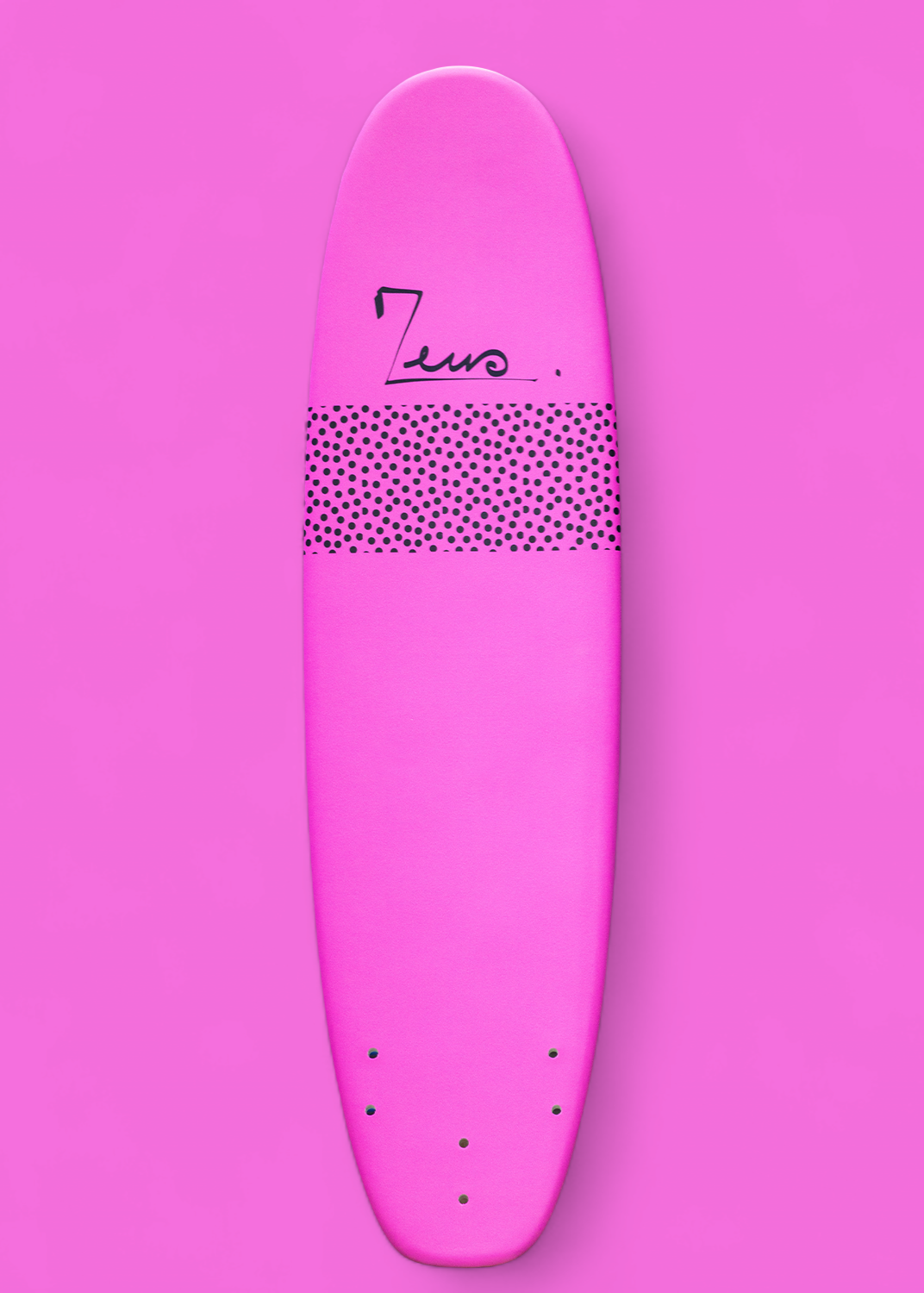 Planche de surf rose de type mini malibu vue de dessus sur fond rose. Elle présente une bande horizontale à pois noirs au milieu, le logo Zeus sur le nose