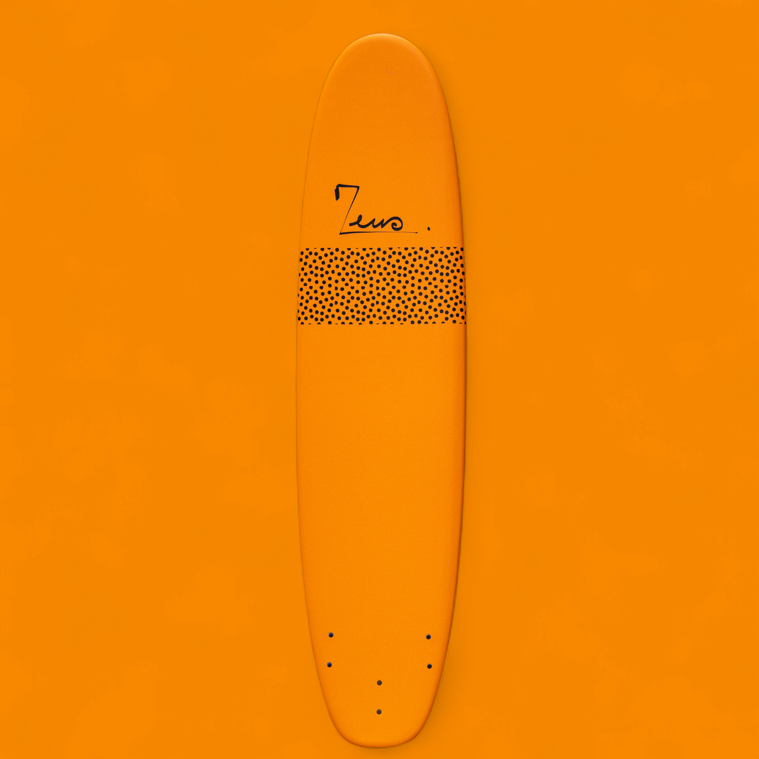 Planche de surf orange de type mini malibu (longboard) vue de dessus sur fond orange uni. La planche arbore le logo Zeus et une bande horizontale de motifs à pois noirs au milieu. 